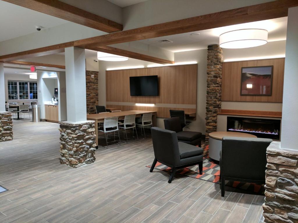 TV a/nebo společenská místnost v ubytování Microtel Inn & Suites by Wyndham Clarion