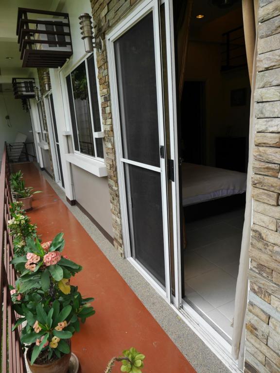 Balkón nebo terasa v ubytování New Manila Suites