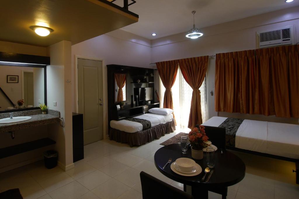 Postel nebo postele na pokoji v ubytování New Manila Suites