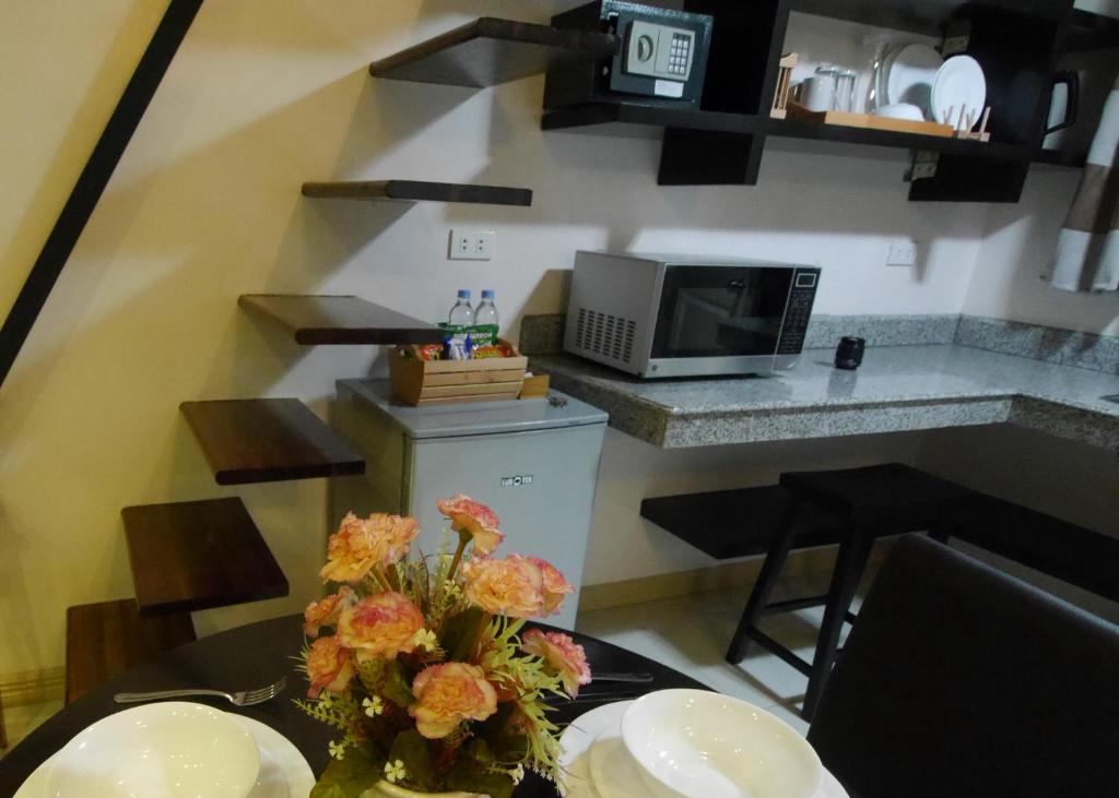Kuchyň nebo kuchyňský kout v ubytování New Manila Suites