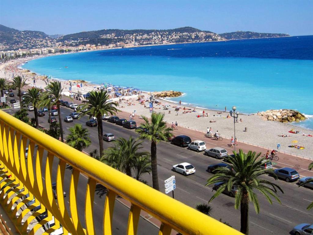 ニースにあるBeachfront apartment Promenade Des Anglaisのビーチと海の景色を望むバルコニー