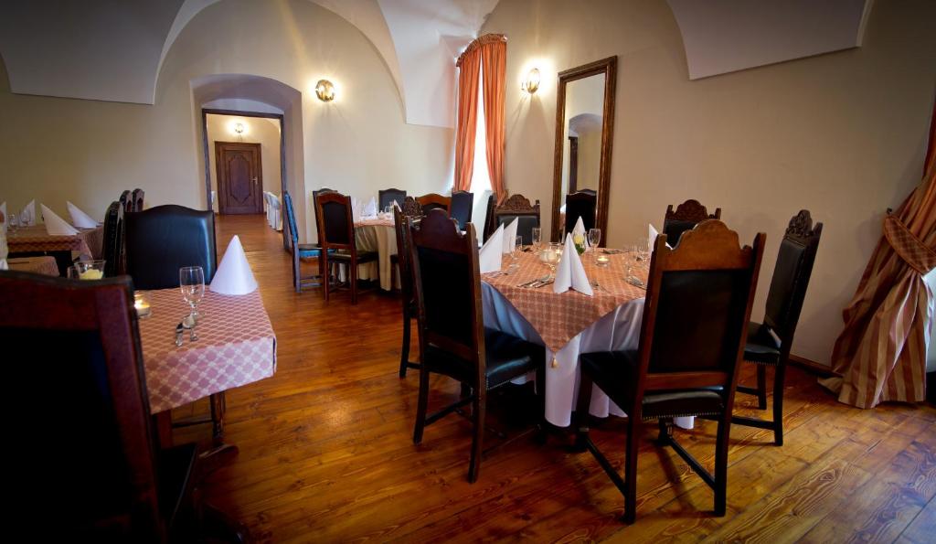 Reštaurácia alebo iné gastronomické zariadenie v ubytovaní Zamek Królewski w Niepołomicach