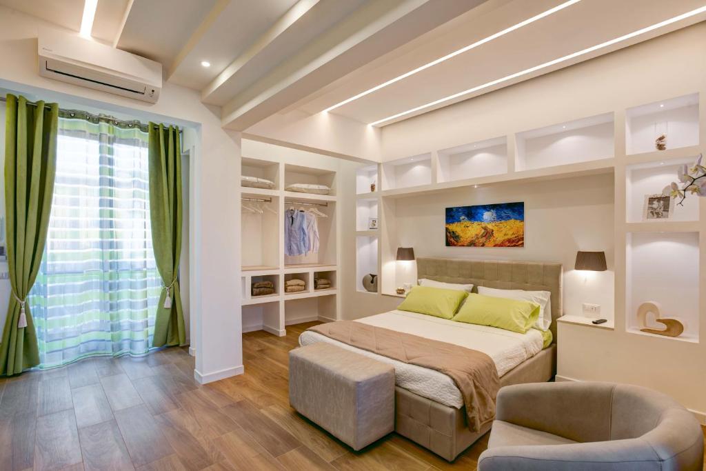 索倫托的住宿－索倫托庫瑞迪住宿加早餐旅館，一间卧室配有一张床和一把椅子