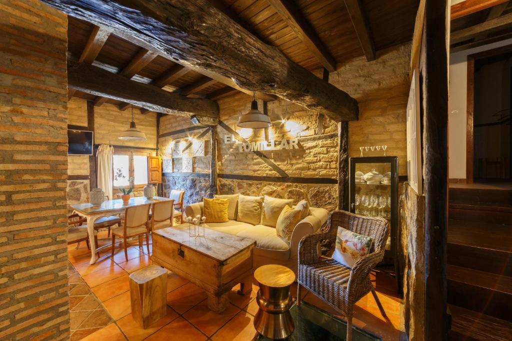 a living room with a couch and a table at Natural&Mente El Tomillar in Pasarón