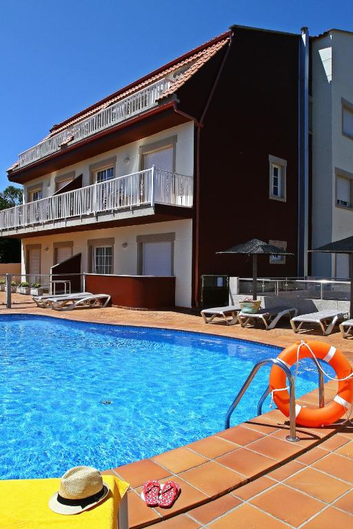 The swimming pool at or close to Apartamentos Coral Do Mar I