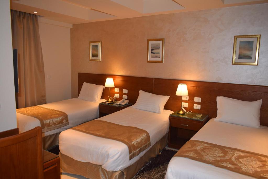 Postel nebo postele na pokoji v ubytování Omar El Khayam Al Minya Hotel