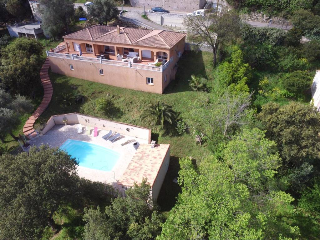 an aerial view of a house with a swimming pool at Chez Marc et Jeannick in Belvédère