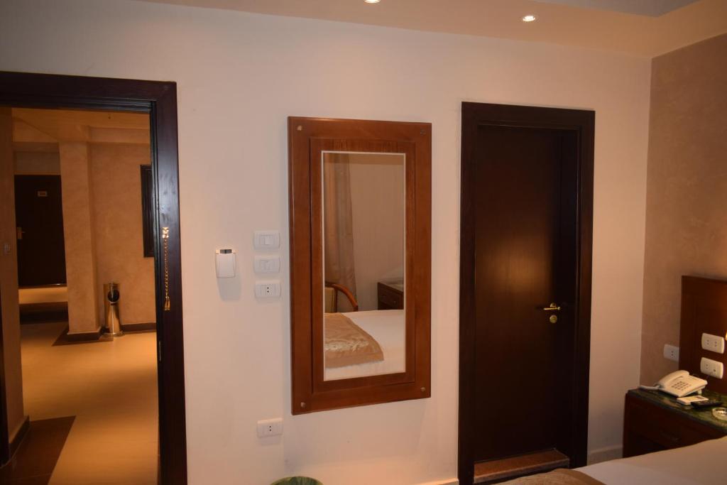Postel nebo postele na pokoji v ubytování Omar El Khayam Al Minya Hotel