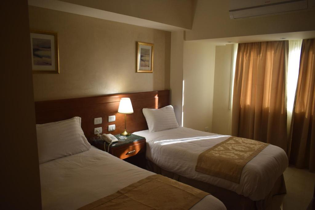 Postel nebo postele na pokoji v ubytování Omar El Khayam Al Minya Hotel