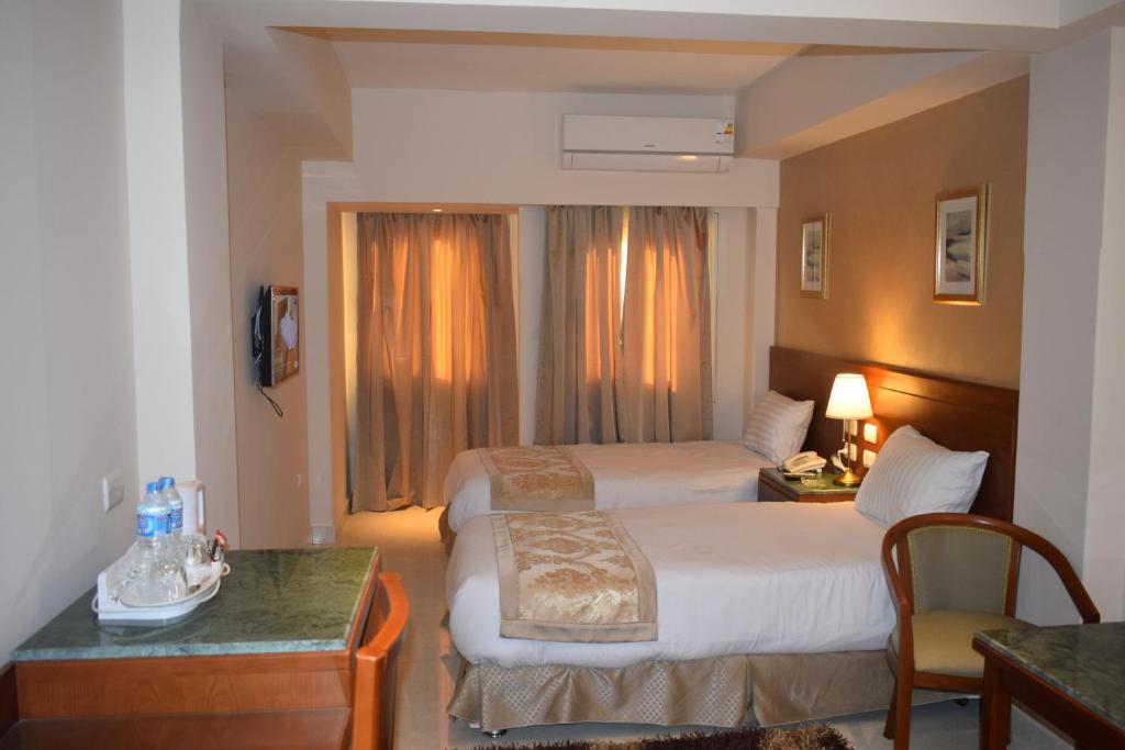 Postel nebo postele na pokoji v ubytování Omar El Khayam Al Minya Hotel