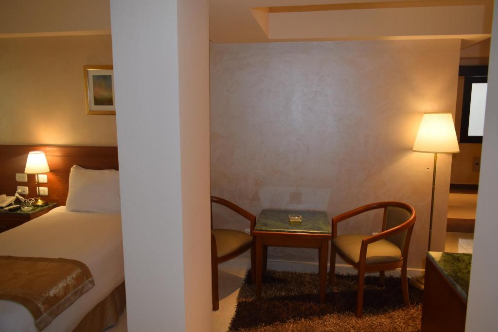 Postel nebo postele na pokoji v ubytování Omar El Khayam Al Minya Hotel