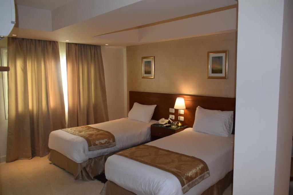 Postel nebo postele na pokoji v ubytování Omar El Khayam Al Minya Hotel