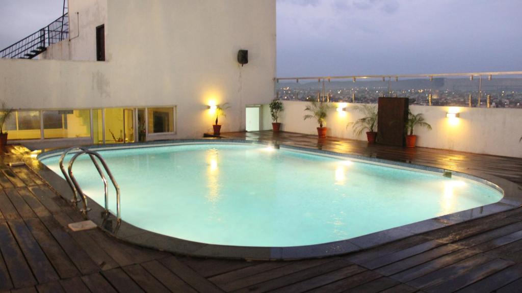 una grande piscina in cima a un edificio di The Park Classic a Jaipur