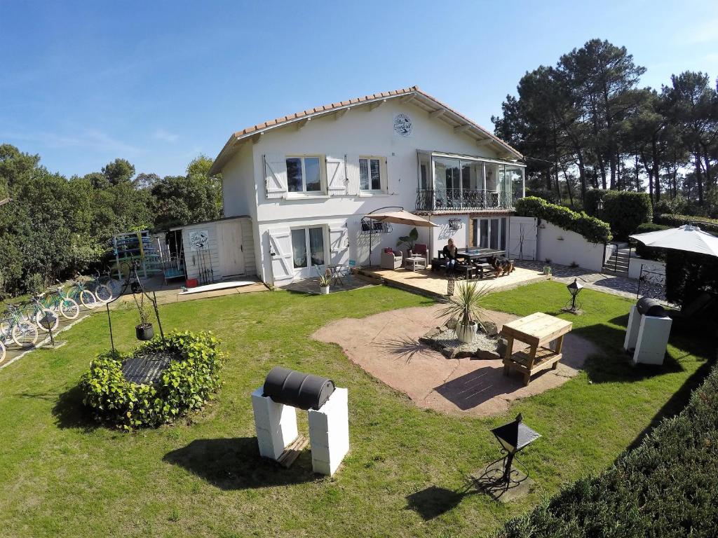 a large white house with a yard with a yard at Villa Sunshine in Biscarrosse-Plage