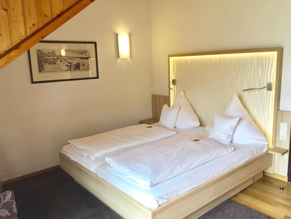 Postel nebo postele na pokoji v ubytování Iris am See garni