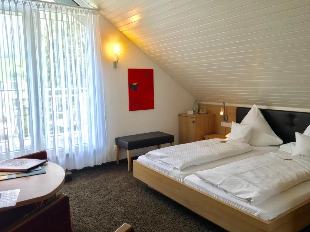 Postel nebo postele na pokoji v ubytování Iris am See garni