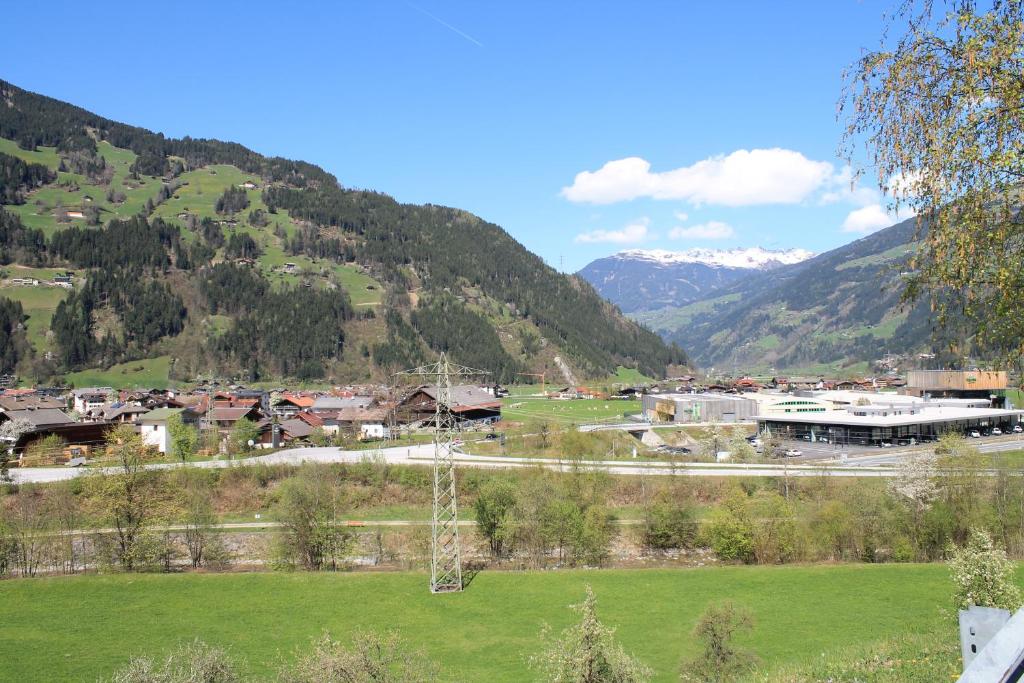 een stad in een vallei met bergen op de achtergrond bij Ferienwohnung Klammhof in Zell am Ziller