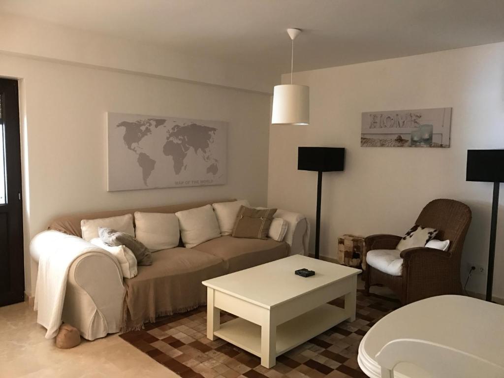 Posedenie v ubytovaní Casa Holandaluzas Marbella near Beach, with salt water Pool and private parking