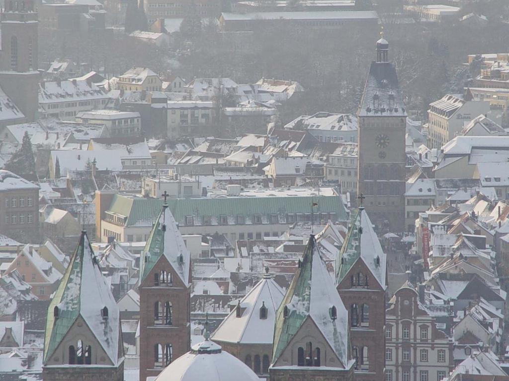Nespecifikovaný výhled na destinaci Špýr nebo výhled na město při pohledu z hotelu