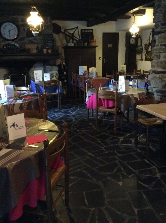 Un restaurante u otro lugar para comer en Auberge des Pyrénées