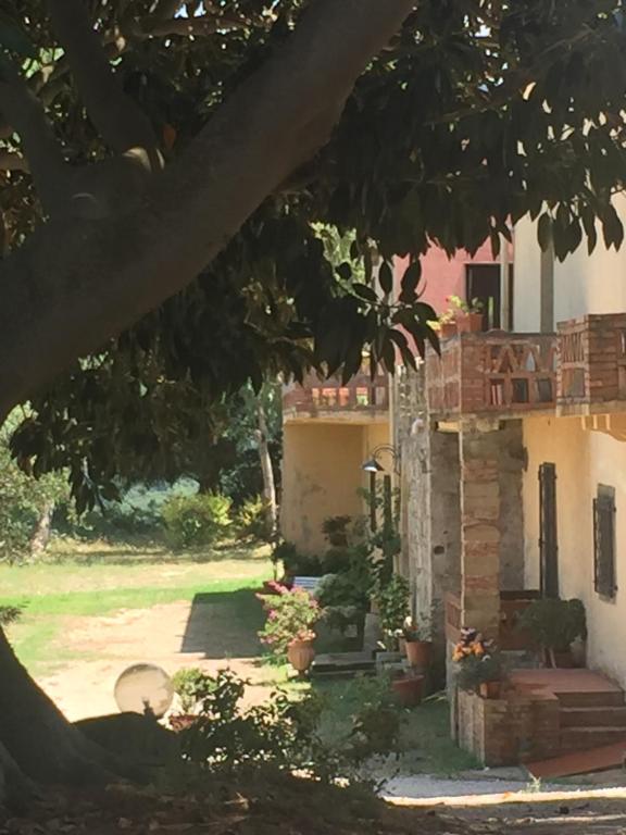 A garden outside Agriturismo Fattoria di Grenne