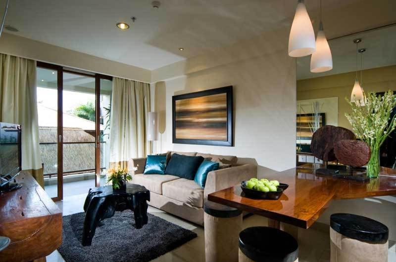 una sala de estar con un sofá y una mesa en Kuta Luxury Residence, en Kuta