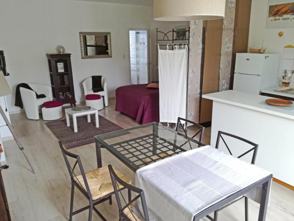 Les Petunias - Studio With Garden View