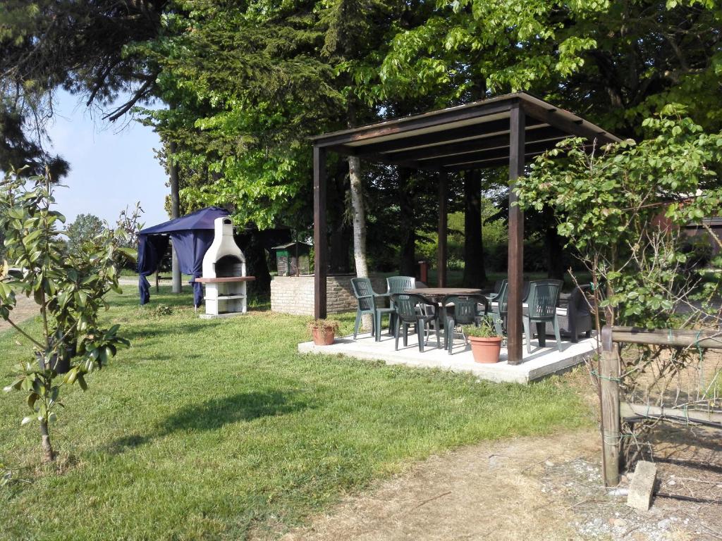 a gazebo with chairs and a table in a yard at Agriturismo Valpagliaro in Formignana