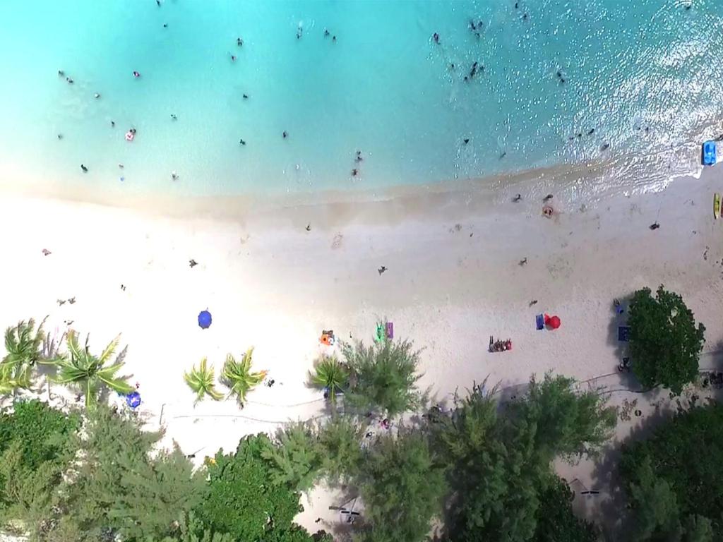 una vista aérea de una playa con gente en ella en Pereybere Hotel & Spa, en Grand Baie