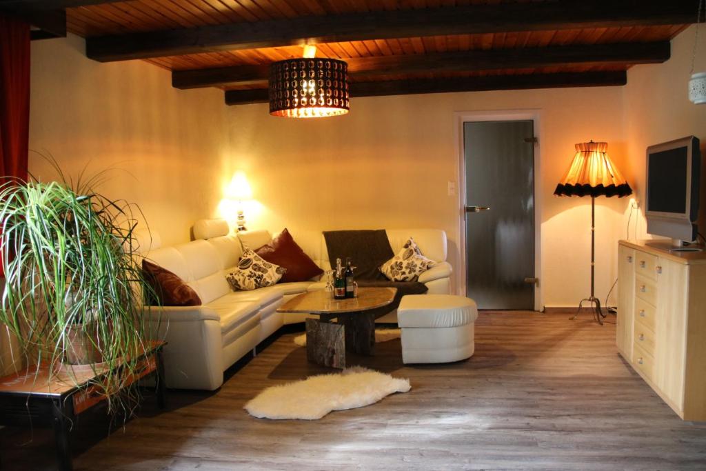 ein Wohnzimmer mit einem Sofa und einem Tisch in der Unterkunft Ferienhaus Luci in Quedlinburg