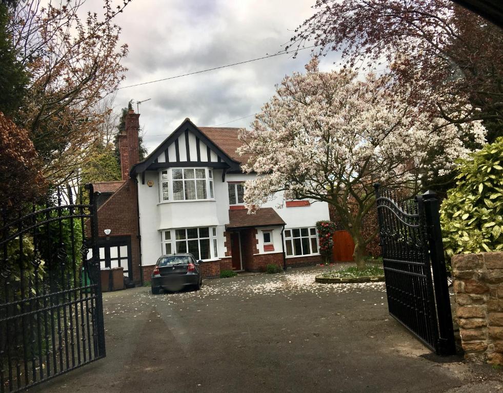 uma casa branca com um carro estacionado em frente dela em Westmorland em Nottingham