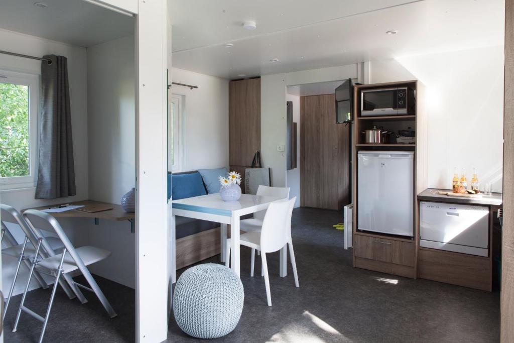 Kuchyň nebo kuchyňský kout v ubytování Strand49 Glamping Sint Maartenszee