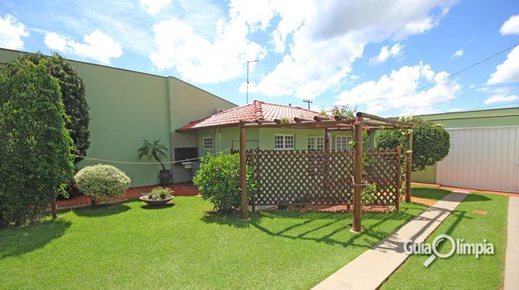 a house with a fence in a yard at Flat Beija-Flor in Olímpia