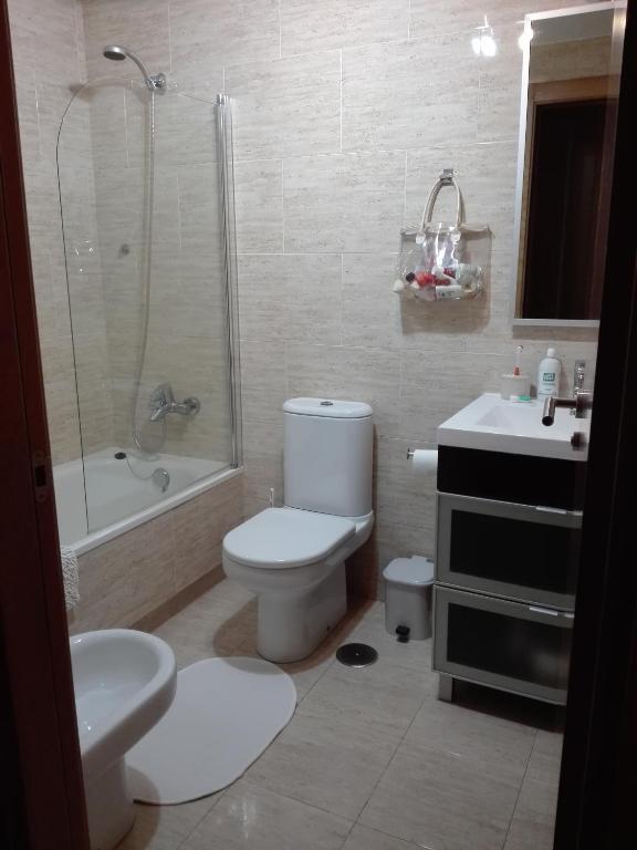 Łazienka w obiekcie Apartamento Piscina Playa Cedeira
