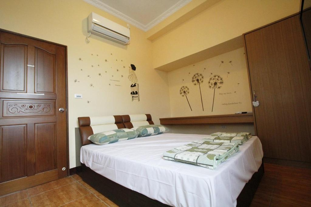 Postel nebo postele na pokoji v ubytování 驫風民宿 Equuleus Homestay