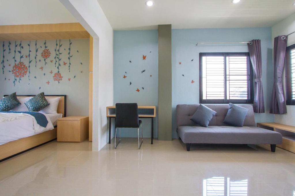 Postel nebo postele na pokoji v ubytování Sirimunta Hotel Chiang Rai Suite & Residence
