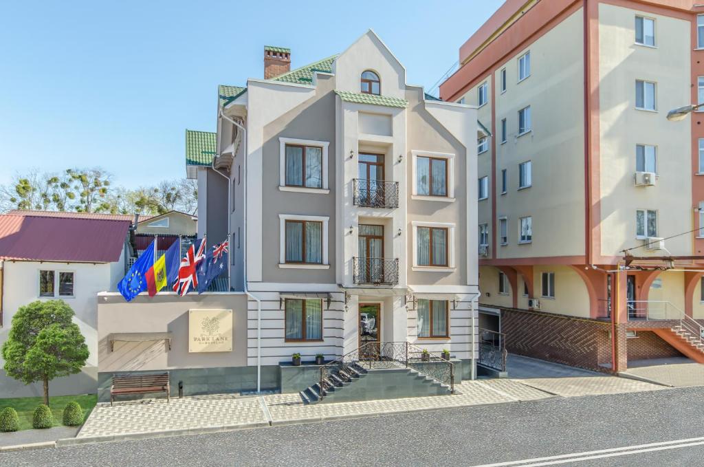 un edificio con banderas a un lado. en Park Lane Hotel, en Chişinău