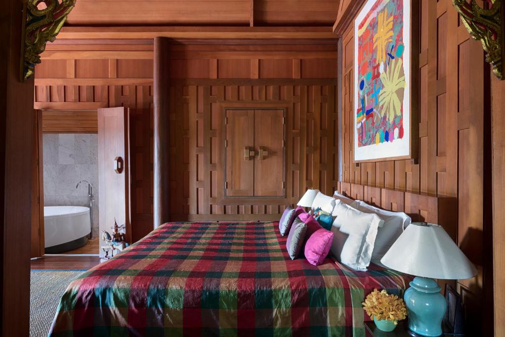 Postel nebo postele na pokoji v ubytování Chakrabongse Villas