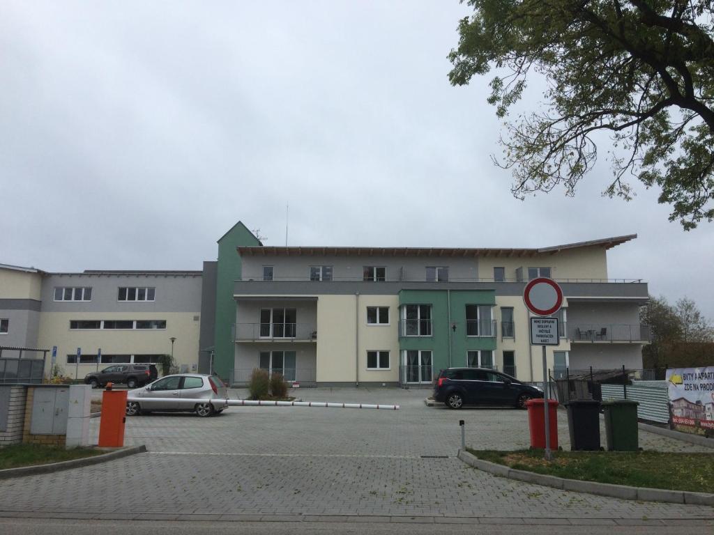 トレボンにあるApartmán Třeboň č. 1の駐車場車の入った建物