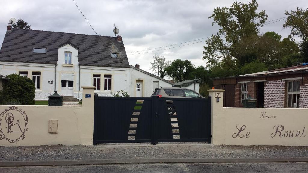a black gate in front of a white house at Studio indépendant in Ytres