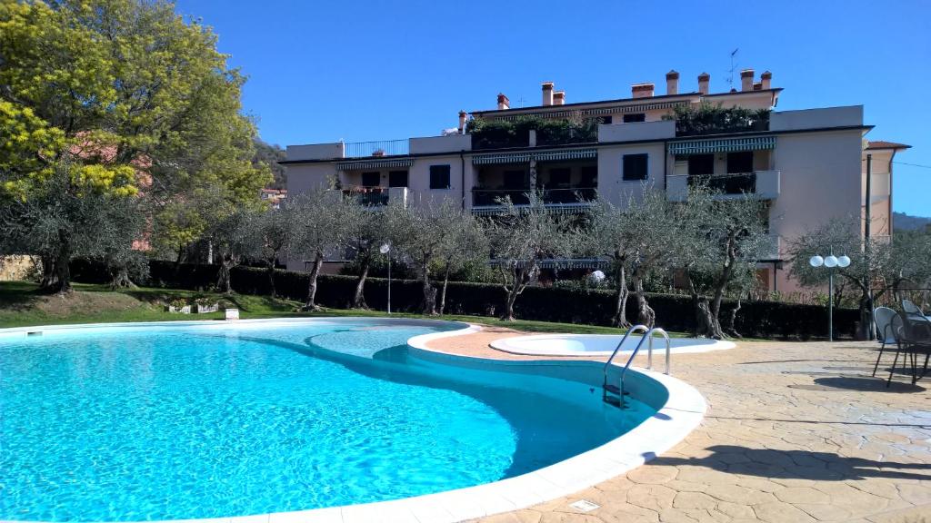 a swimming pool in front of a building at Appartamento La collina del sole in Lerici