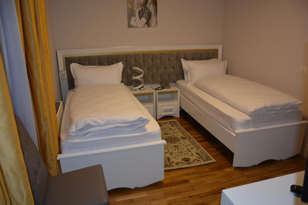 Hotel Turizem Shkelzeni - Standaard Tweepersoons- Of Tweelingkamer