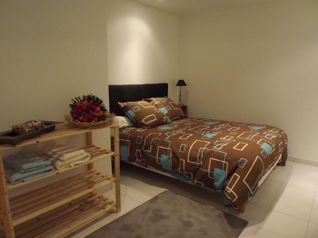 ピュジェ・テニエにあるGite des vallées d'Azurのベッドルーム1室(ベッド1台、ナイトスタンド、ベッドサイド付)