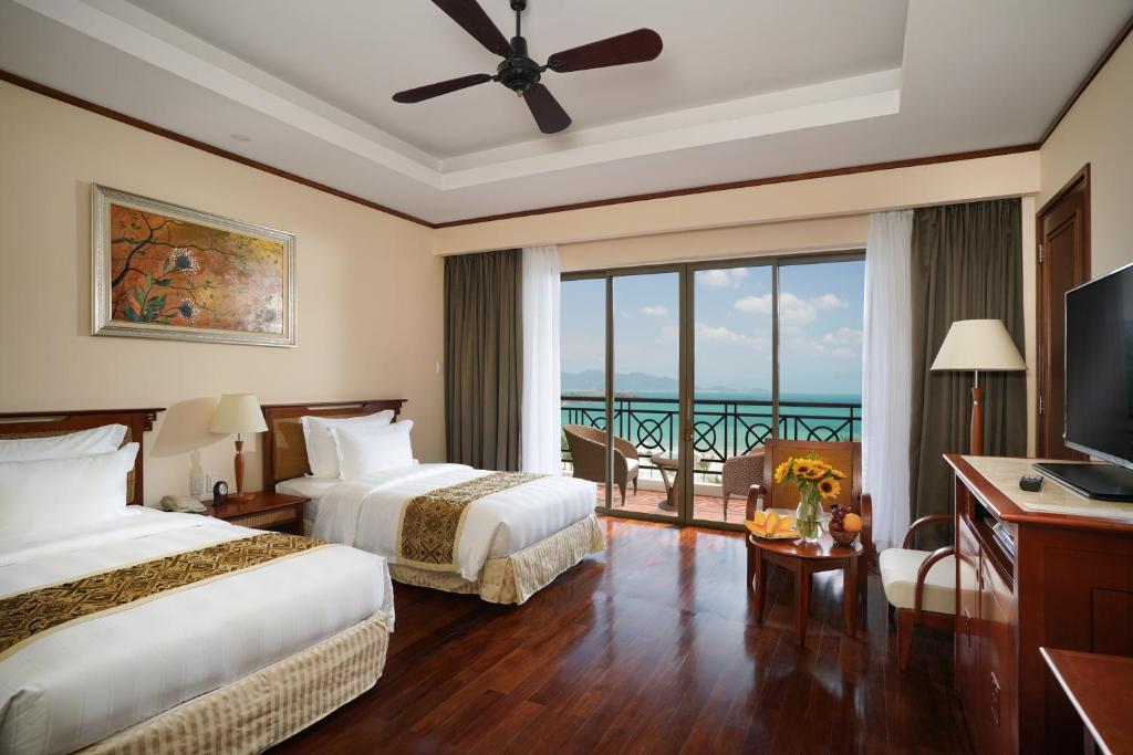 Phòng Grand Deluxe 2 Giường Đơn Nhìn Ra Biển - Vé Vào Công Viên Giải Trí VinWonders