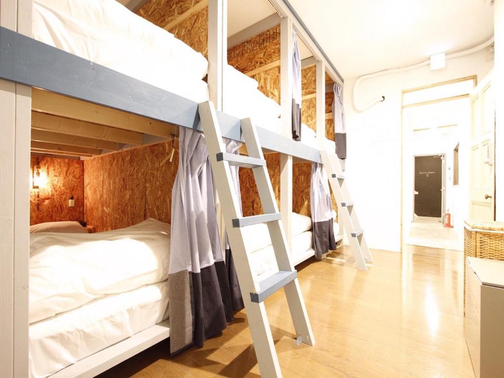 מיטה או מיטות קומותיים בחדר ב-Minato Hutte