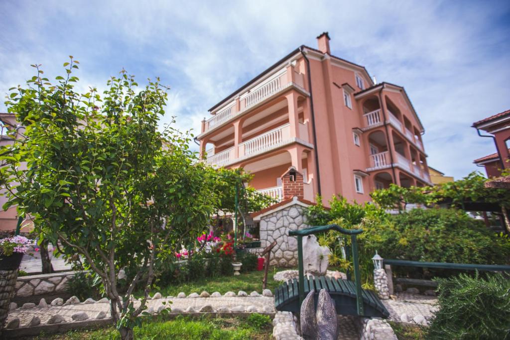 Сад в Kastell Apartments