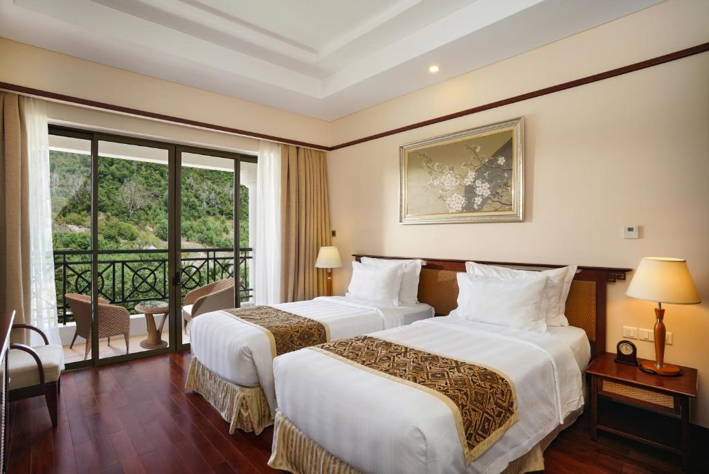 Phòng Deluxe 2 Giường Đơn - Vé Vào Công Viên Giải Trí VinWonders