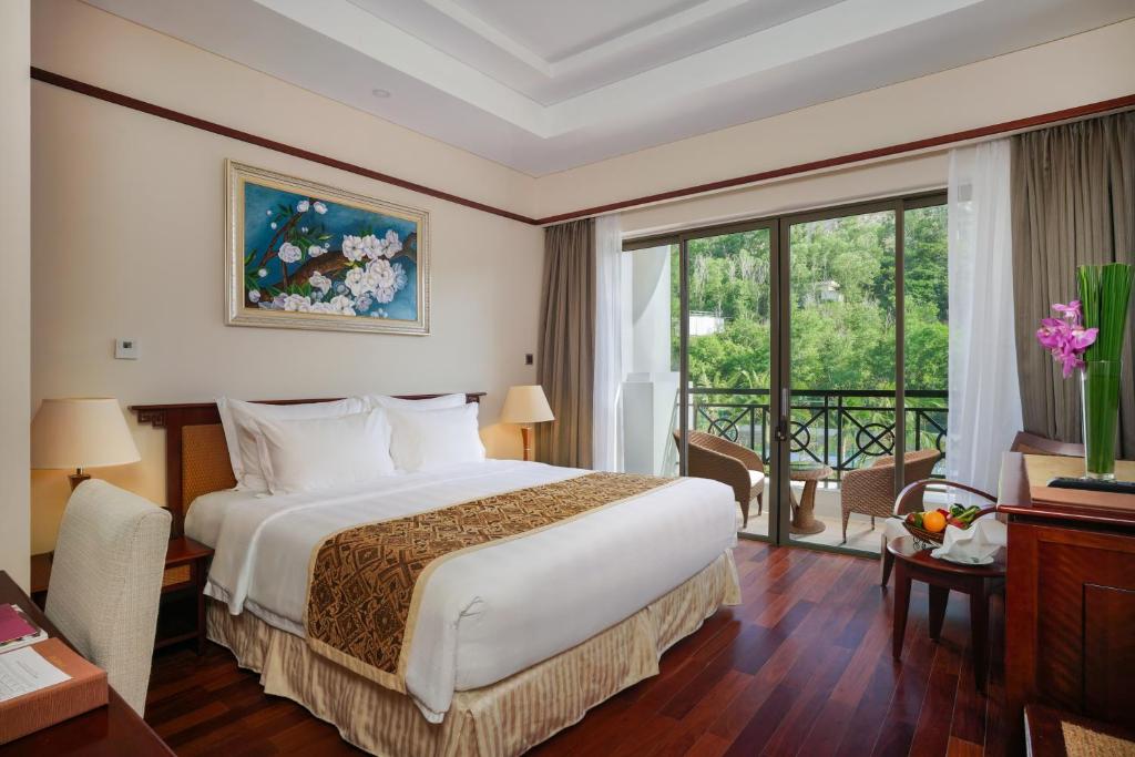 Phòng Deluxe Có Giường Cỡ Queen - Vé Vào Công Viên Giải Trí VinWonders