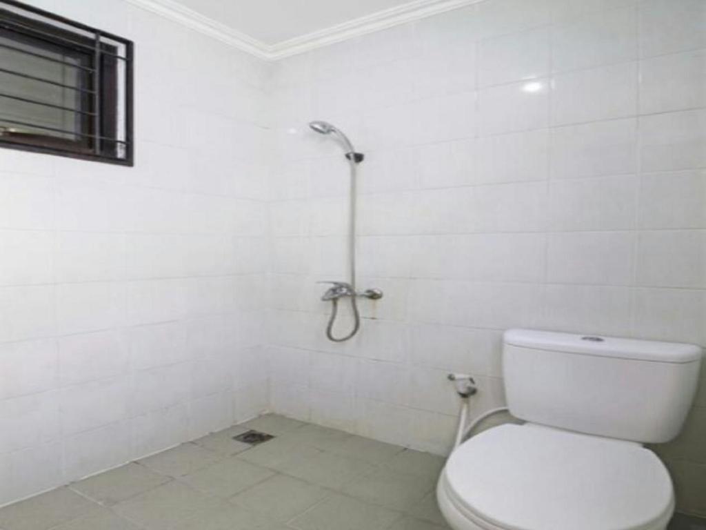 Koupelna v ubytování Cozy Residence Muwardi