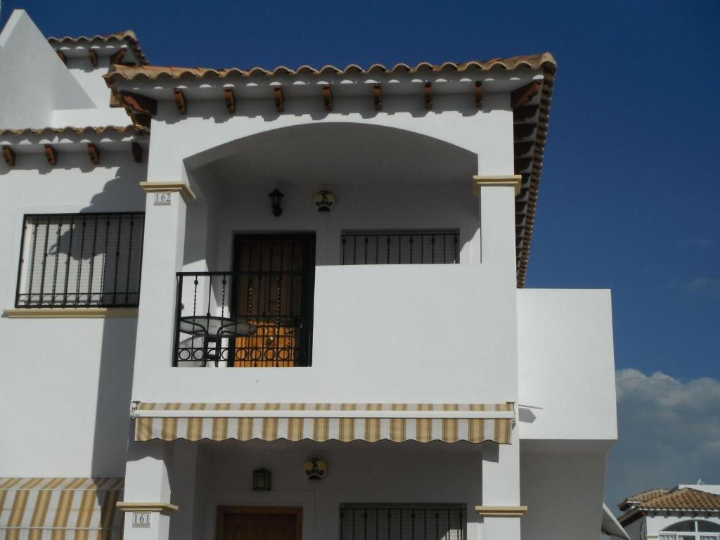 オリフエラ・コスタにあるApartments La Cinuelica LC162の窓とバルコニー付きの白い家